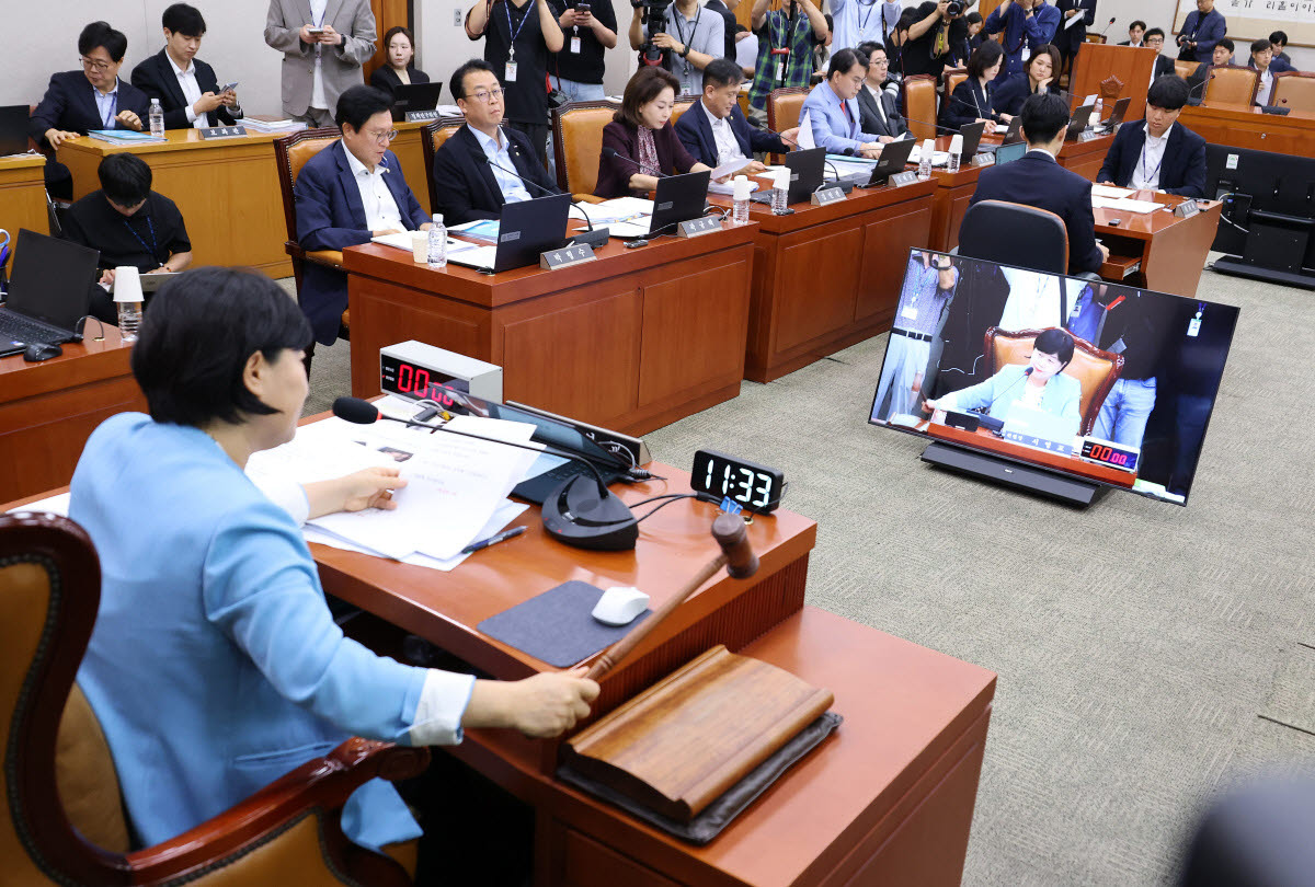 서영교 위원장이 29일 국회에서 열린 법제사법위원회 전체회의에서 형사소송법 개정안의 안건조정위원회 회부를 의결한 뒤 의사봉을 두드리며 정회를 선포하고 있다. (사진=연합뉴스)