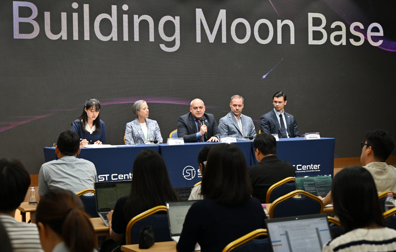 NASA 달 기지(Moon Base) 프로그램 카를로스 가르시아 갈란(Carlos Garcia-Galan) 총괄 책임자가 발언하고 있다. 사진 왼쪽부터 누주드 메랜시(Nujoud Merancy) 수석 아키텍트, 카를로스 가르시아 갈란(Carlos Garcia-Galan) 총괄 책임자, 에릭 마이어(Eric Maier) 국제협력 총괄. (사진=우주항공청)