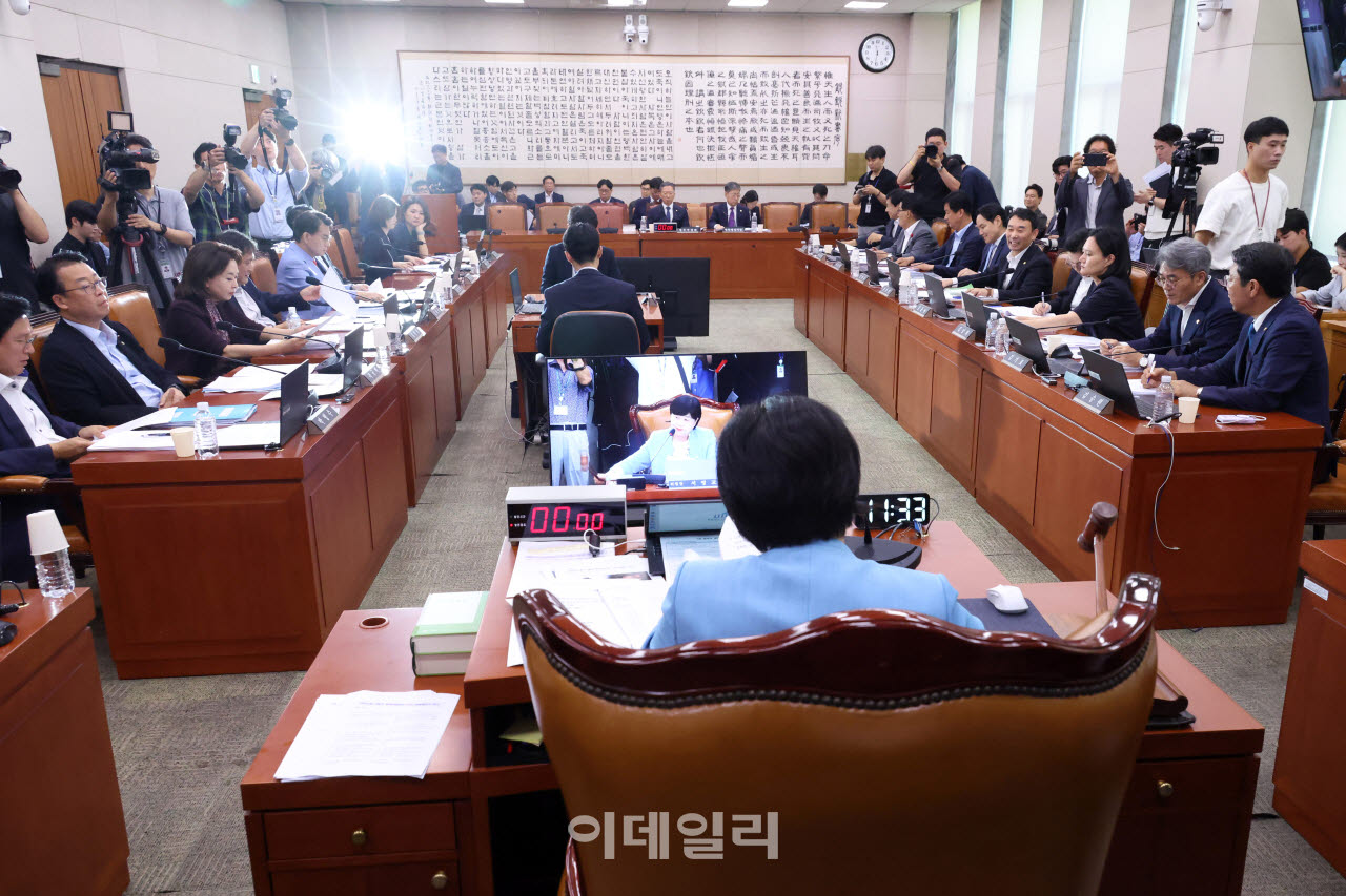 서영교 법사위원장이 29일 서울 여의도 국회에서 열린 법제사법위원회 전체회의에서 의사봉을 두드리고 있다.(사진=이데일리 방인권 기자)
