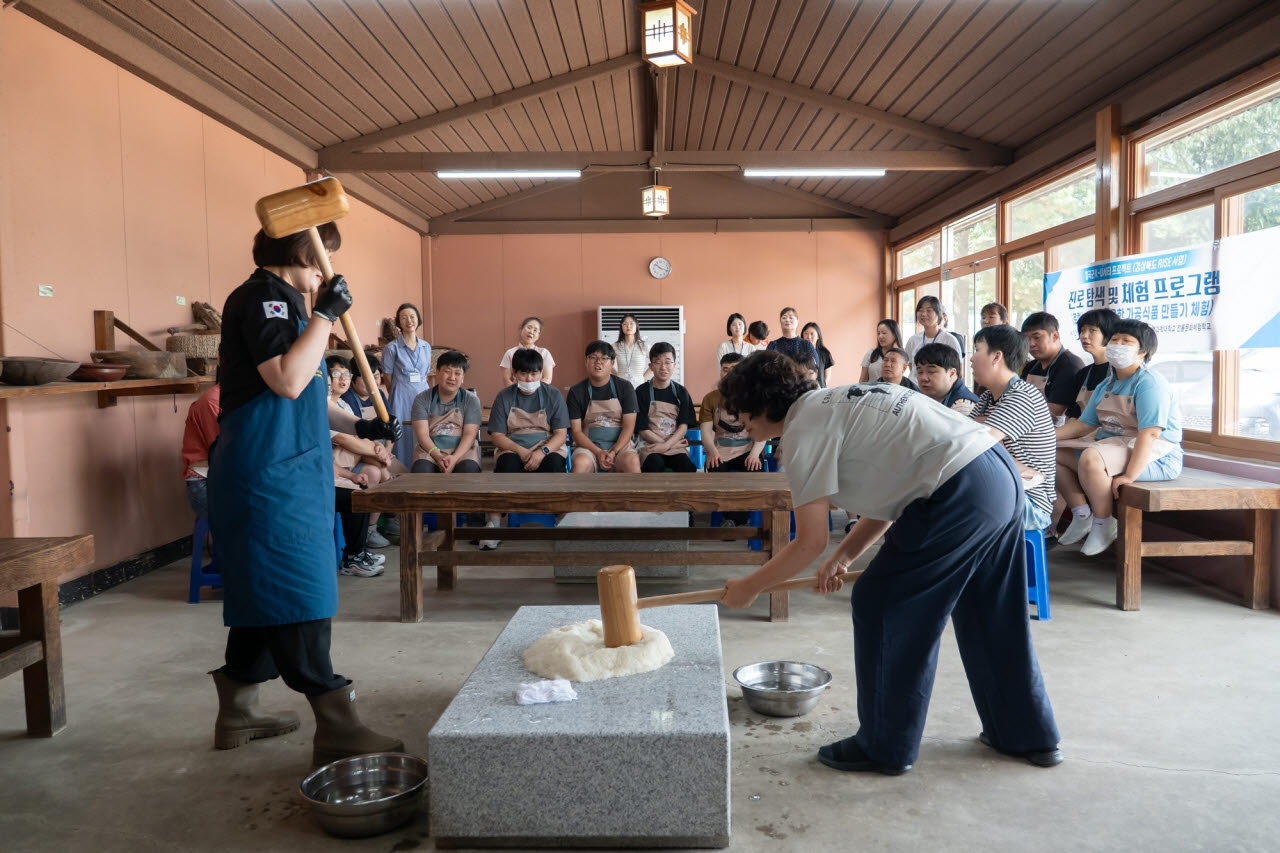 지난 27일 경북과학대 전통문화체험박물관에서 칠곡군중증장애인자립지원센터 강사들이 떡메치기 시범을 보이고 있다.(사진=경북과학대)