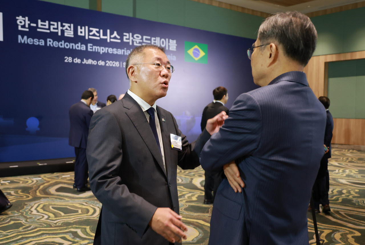 정의선 현대자동차그룹 회장이 28일(현지시간) 브라질 상파울루 한 호텔에서 열린 한-브라질 비즈니스 라운드 테이블에서 조현(오른쪽) 외교부 장관과 대화하고 있다. (사진=뉴시스)
