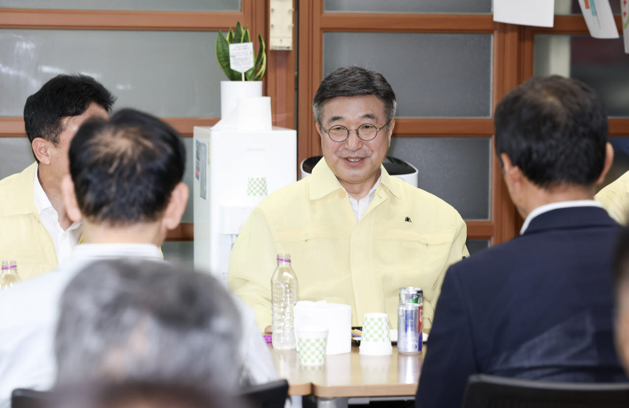 윤호중 중앙재난안전대책본부장(행정안전부 장관)이 29일 경기도 가평군을 방문해 무더위쉼터 운영과 드론 예찰 등 폭염 대응체계를 점검하고 있다.(사진=행안부)