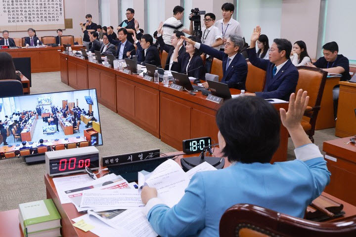 '보완수사권 폐지' 형사소송법 개정안 찬성하는 여당. (사진=연합뉴스)