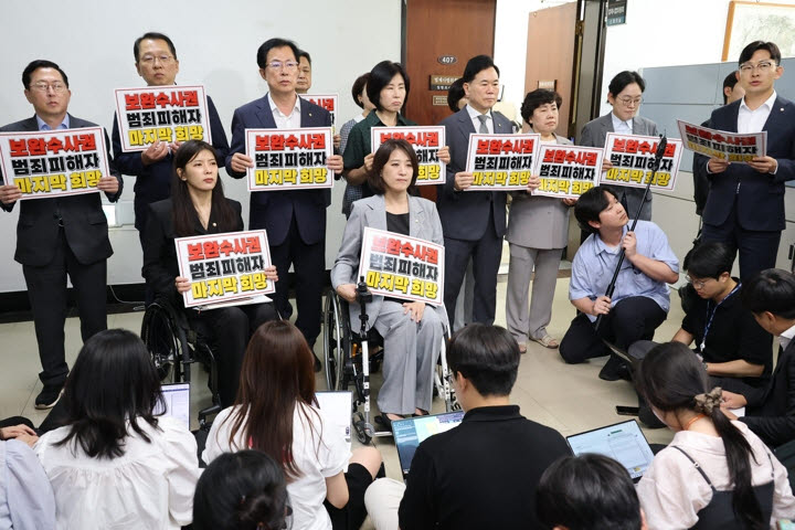 법사위 항의 방문하는 국민의힘. (사진=연합뉴스)