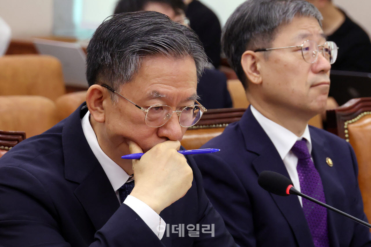 [이데일리 방인권 기자] 정성호 법무부 장관이 29일 서울 여의도 국회에서 열린 법제사법위원회 전체회의에서 생각에 잠겨있다.