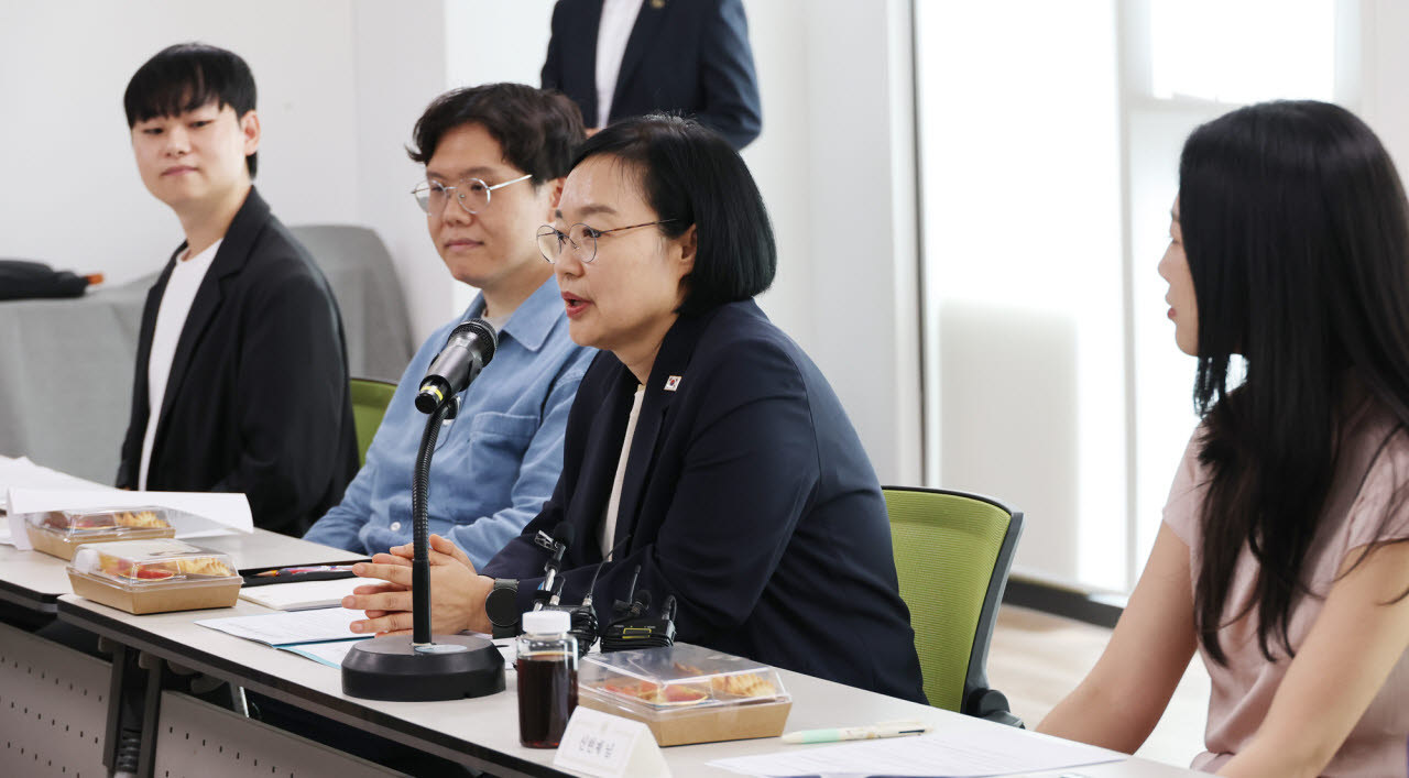 한성숙 국무총리가 29일 서울 강북구 안무서운회사를 방문, 고립ㆍ은둔 경험 청년 등과 간담회를 하고 있다(사진=연합뉴스).
