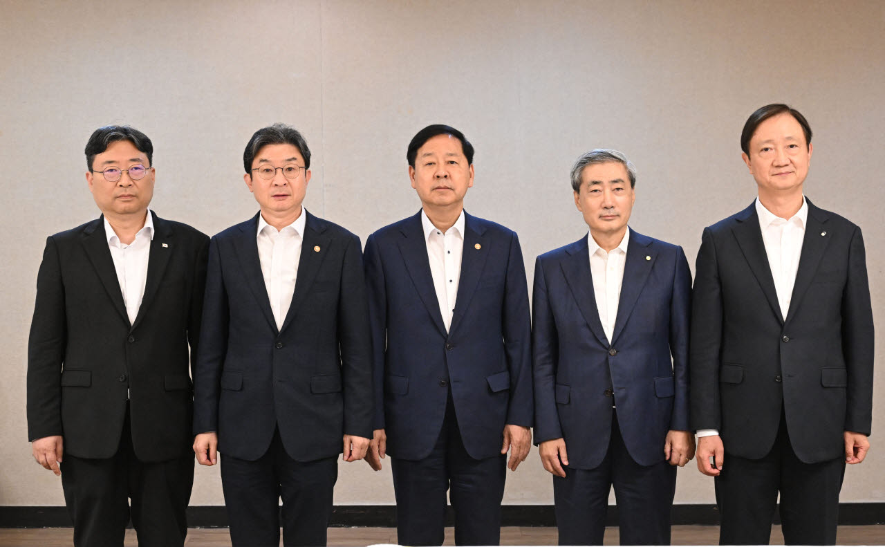 구윤철 부총리 겸 재정경제부 장관(가운데)이 29일 서울 종로구 정부서울청사에서 열린 긴급 시장상황점검회의에 앞서 참석자들과 기념촬영을 하고 있다. 왼쪽부터 하준경 청와대 경제성장수석, 이억원 금융위원장, 구 부총리, 신현송 한국은행 총재, 이찬진 금융감독원장. (사진=재정경제부)