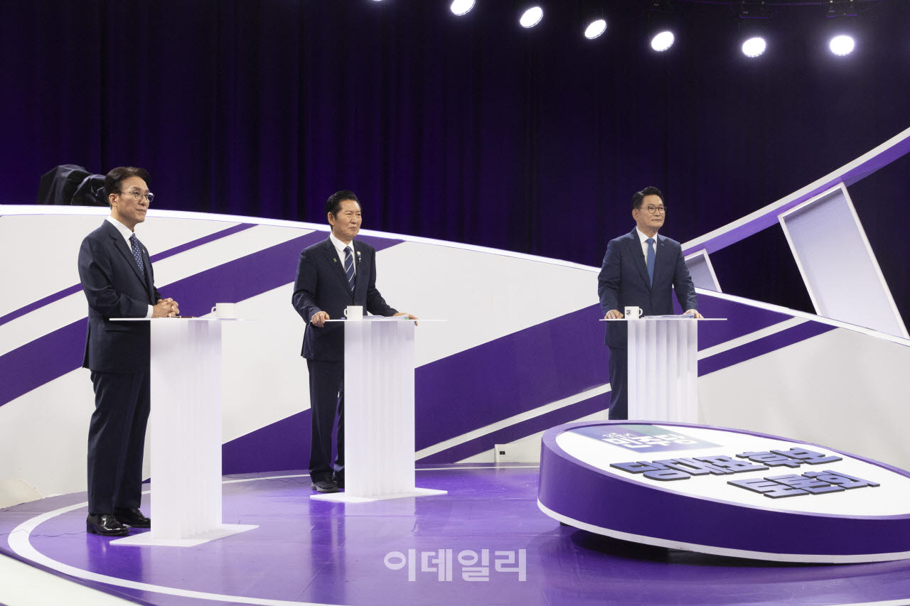 김민석, 정청래, 송영길 더불어민주당 당대표 후보가 29일 오후 서울 마포구 MBC에서 TV토론회 시작 전 토론 준비를 하고 있다. (사진=국회 기자단)