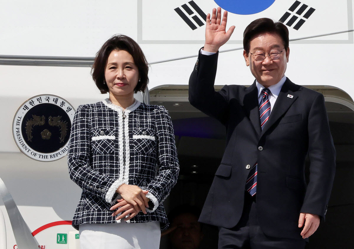 브라질 국빈 방문을 마친 이재명 대통령과 김혜경 여사가 29일(현지시간) 상파울루 과룰류스 국제공항 공군 1호기에서 환송객에게 인사하고 있다. (사진=연합뉴스)