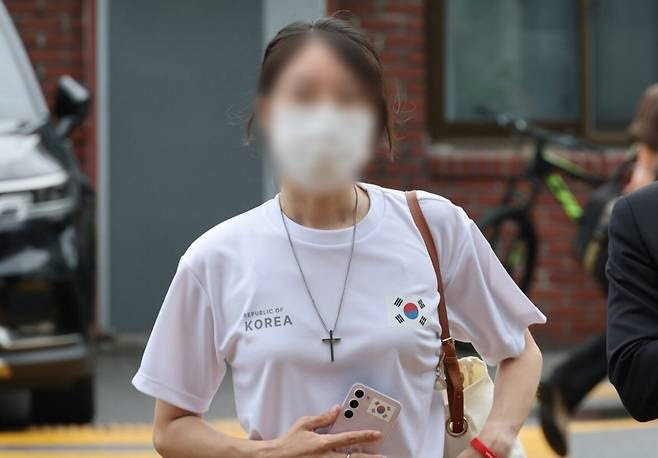 지난 10일 서울 송파경찰서에 조사받기 위해 출석하는 ‘올다르크’로 불리는 30대 여성 (사진=연합뉴스)