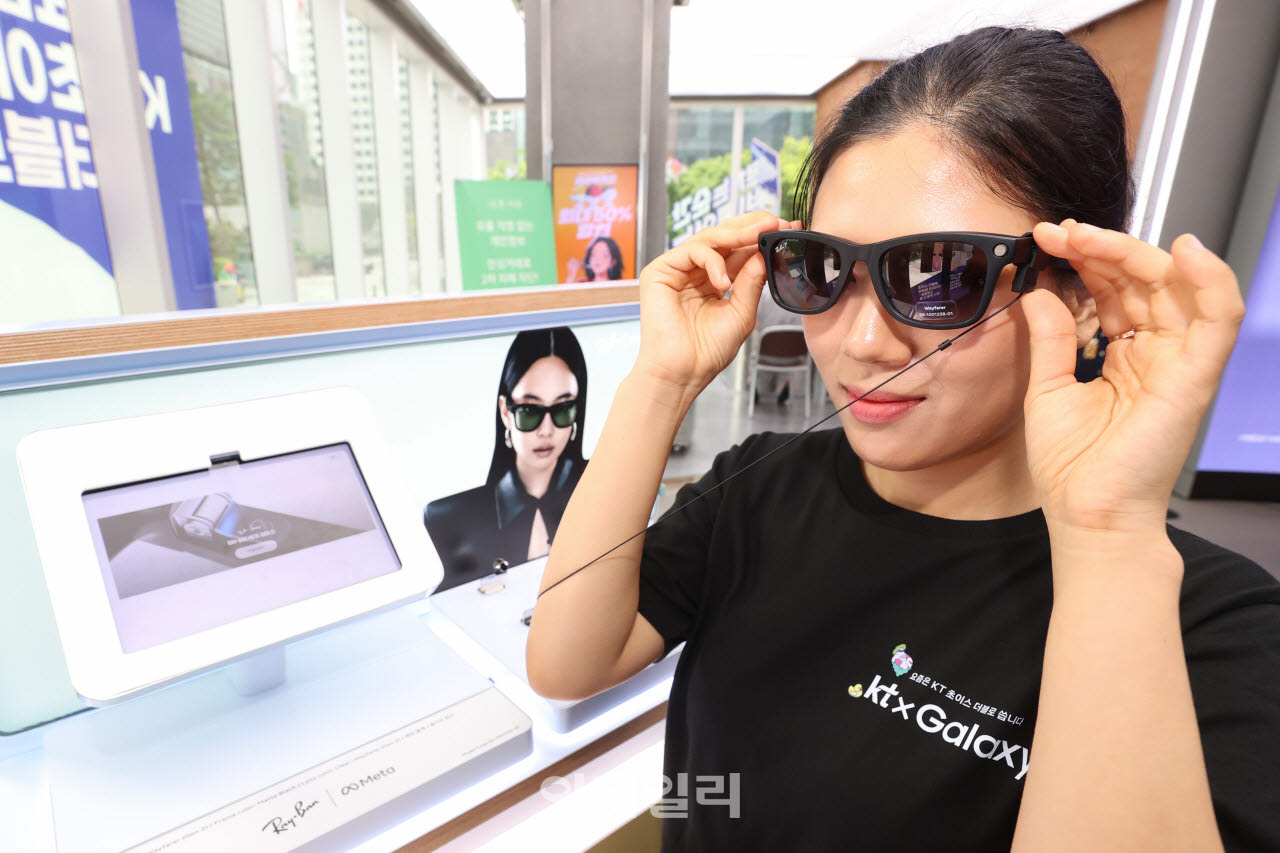 메타의 인공지능(AI) 안경 ‘레이벤 메타(Ray-Ban Meta)'가 출시된 지난 23일 오전 서울 종로구 KT플라자 광화문 온맞이점에서 직원이 제품을 살펴보고 있다. (사진=이데일리 이영훈 기자)