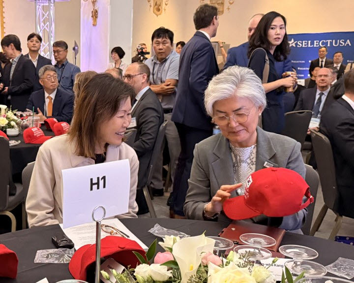 '마스가 모자' 보는 강경화 주미 대사(오른쪽)와 미셸 스틸 주한 미국대사[연합뉴스 제공]