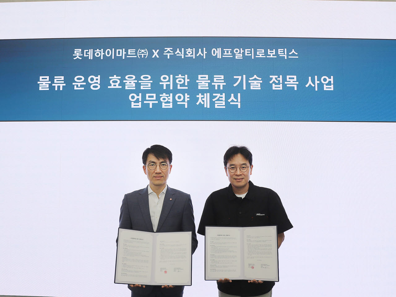 롯데하이마트와 에프알티로보틱스(FRT Robotics)가 AI 기반 '웨어러블 로봇'의 공동 실증 및 상용화를 위한 업무협약(MOU)을 체결했다. 신현채 롯데하이마트 SCM부문장(왼쪽)과 장재호 에프알티로보틱스 대표가 업무협약 후 기념사진을 촬영하고 있는 모습. (사진=롯데하이마트)