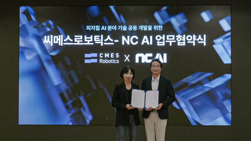 이연수 NC AI 대표(왼쪽)와 이성호 씨메스로보틱스 대표(오른쪽)가 기념 사진을 찍고 있다. (사진=씨메스로보틱스)