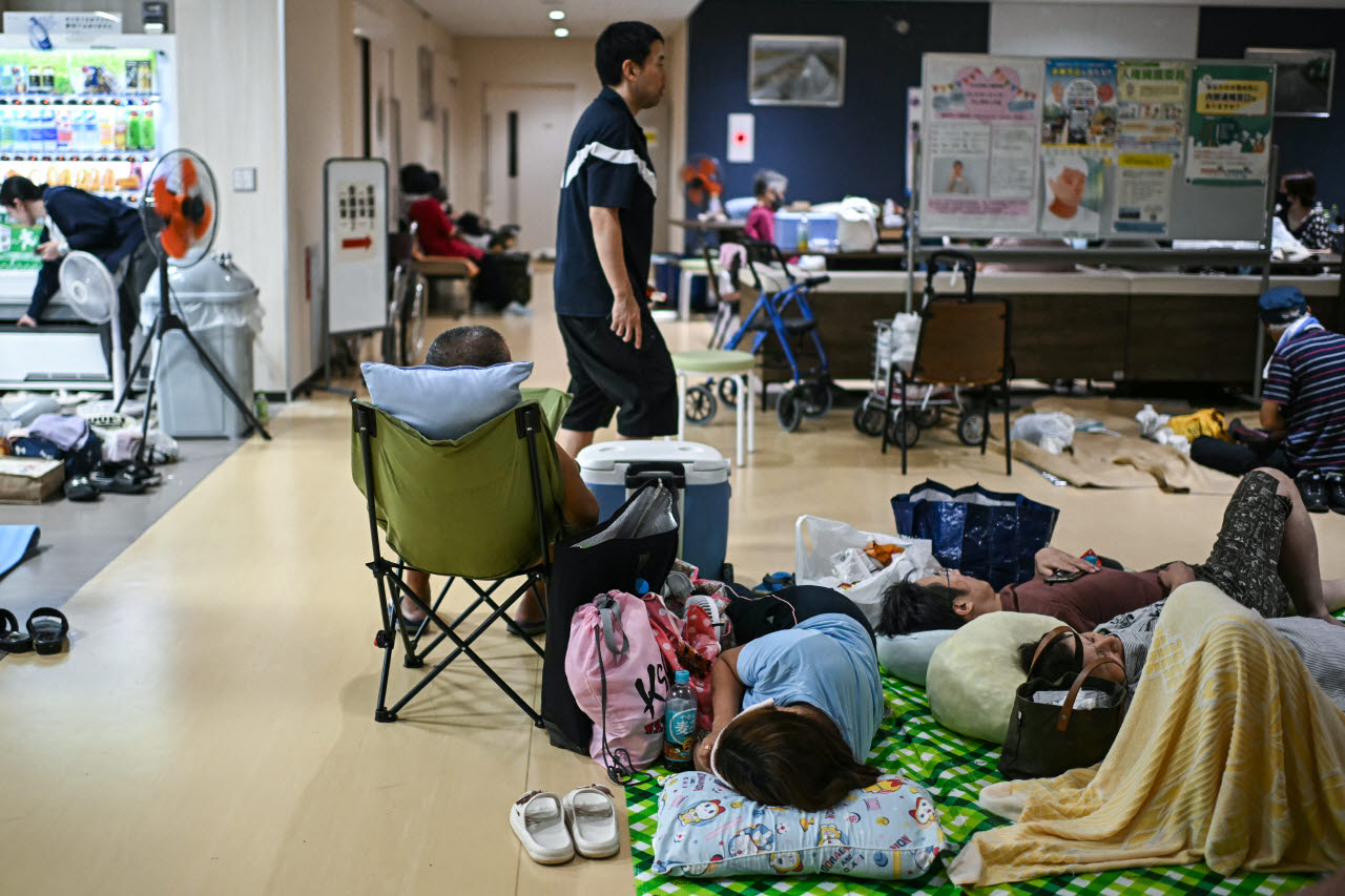 29일 일본 구마모토현 우키시의 한 대피소에서 이재민들이 쉬고 있다. (사진=AFP)