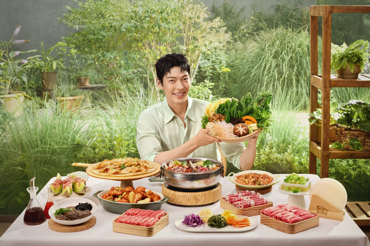 샤브올데이가 배우 김우빈과 전속모델 재계약을 맺고 브랜드 파트너십을 이어간다. (사진=사브올데이).