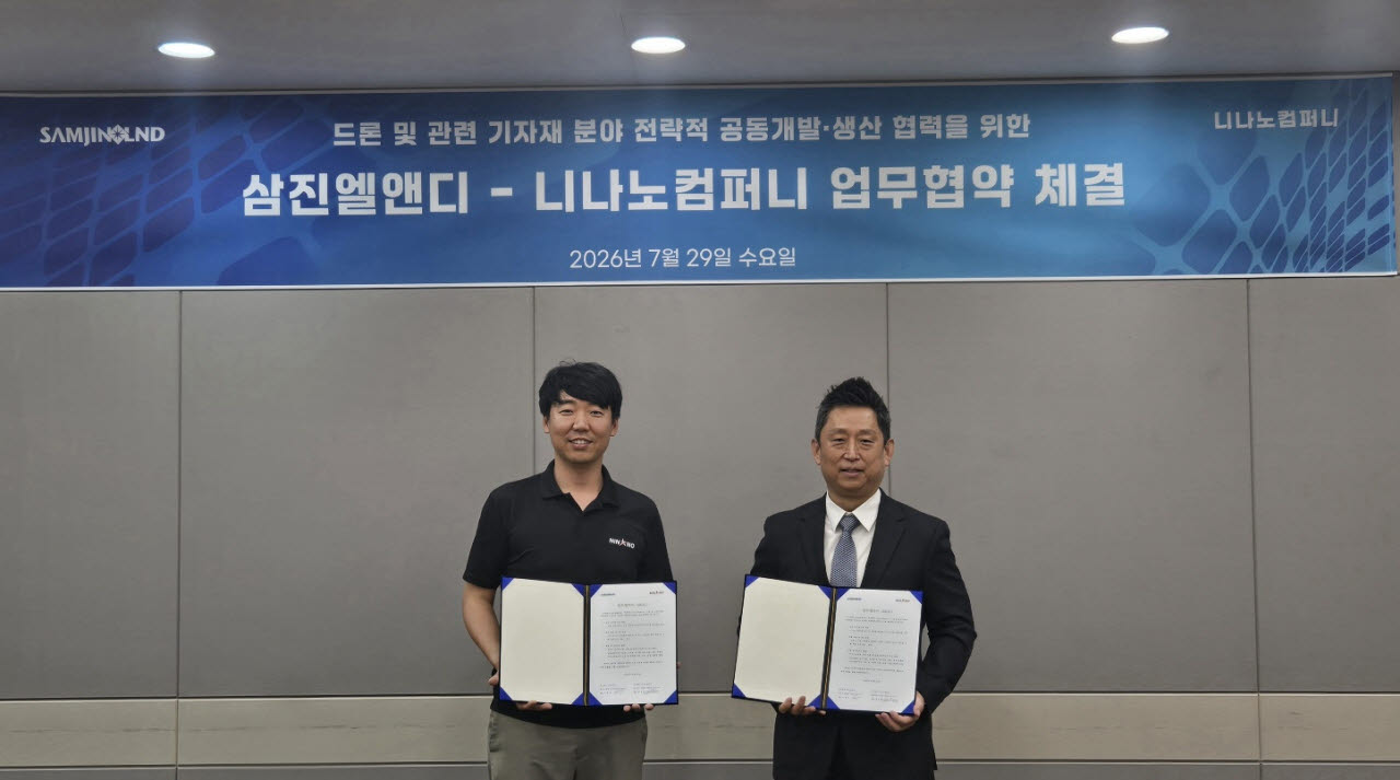 이명종 삼진엘앤디 대표(오른쪽)와 김건홍 니나노컴퍼니 대표가 기념 촬영을 하고 있다.(사진=삼진엘앤디)