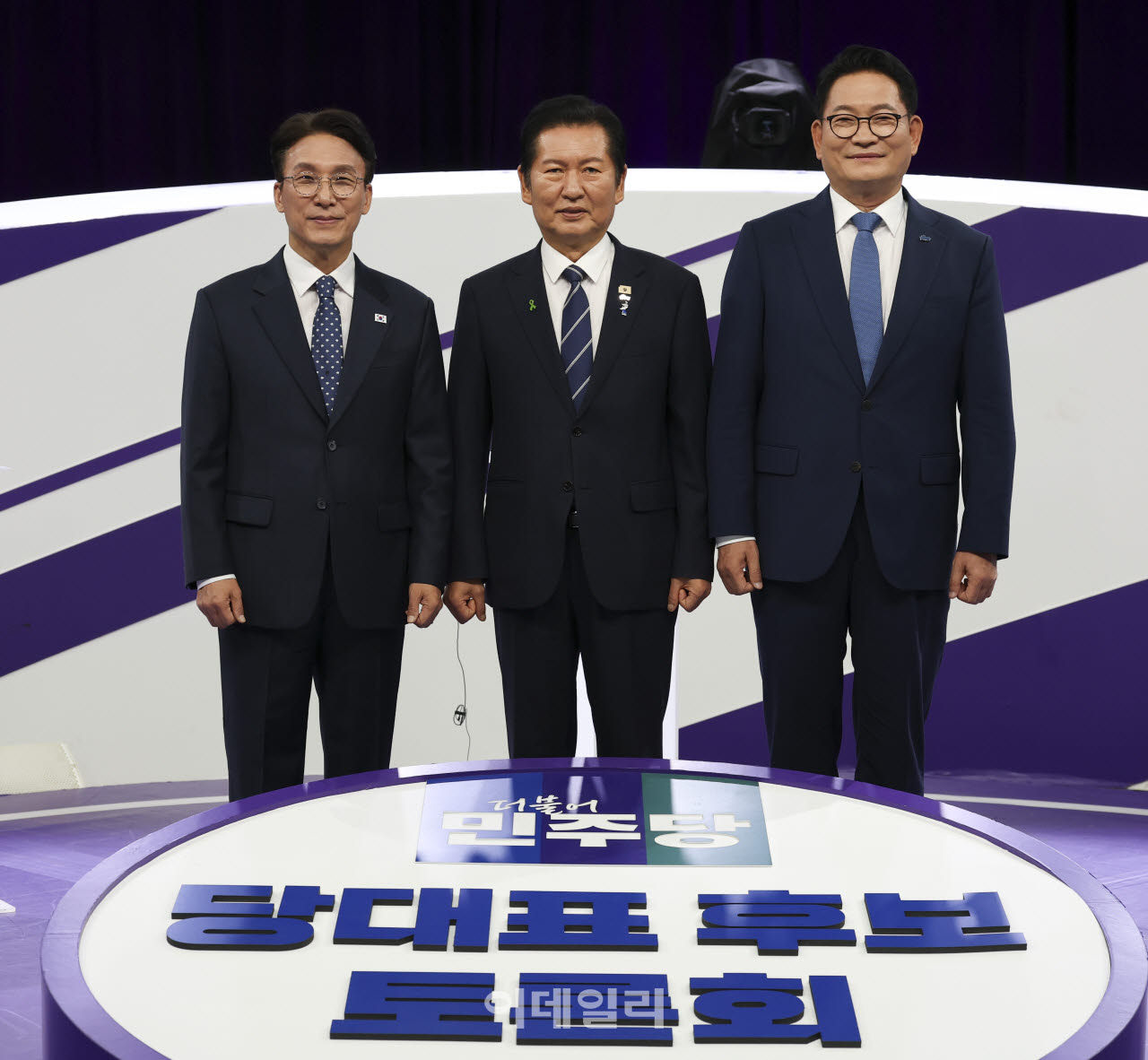 [국회사진기자단] 김민석, 정청래, 송영길 더불어민주당 당대표 후보(왼쪽부터)가 29일 오후 서울 마포구 MBC에서 TV토론회 시작 전 포즈를 취하고 있다.