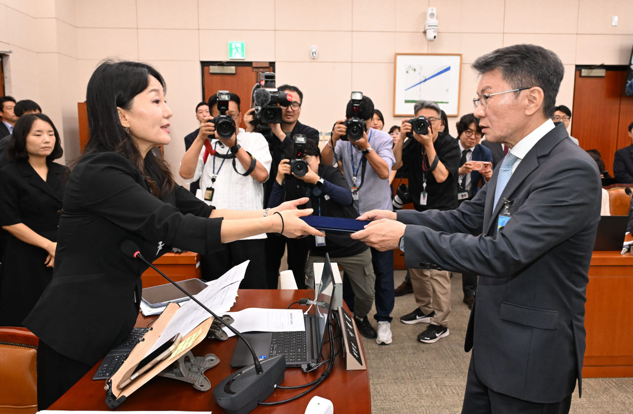 [이데일리 방인권 기자] 정몽규 전 대한축구협회장이 30일 서울 여의도 국회에서 열린 문화체육관광위원회의 대한축구협회 현안 관련 청문회에 출석해 증인 선서를 한 뒤 이재정 위원장에게 선서문을 제출하고 있다.