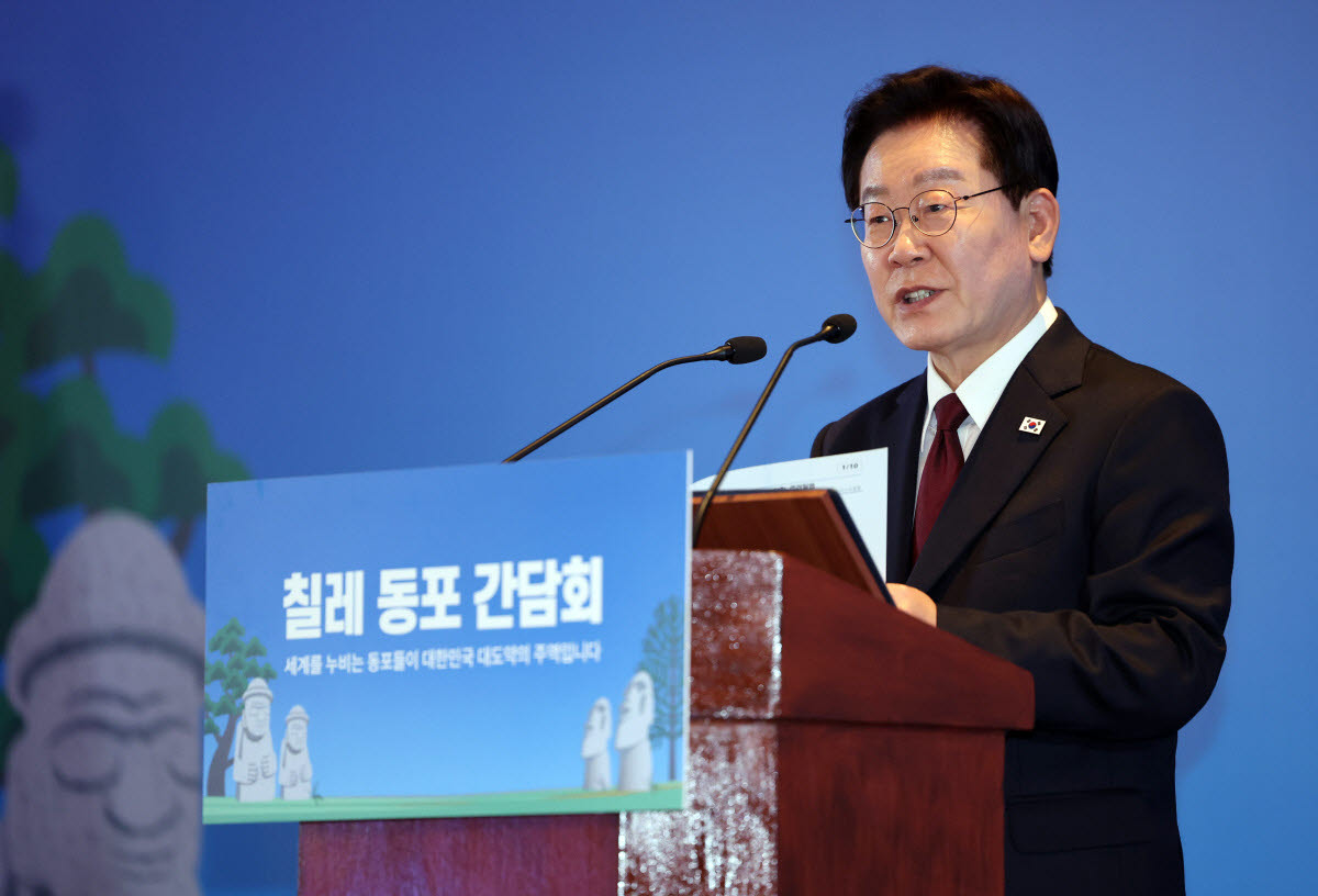 이재명 대통령이 29일(현지시간) 칠레 산티아고 한 호텔에서 열린 동포 만찬간담회에서 인사말을 하고 있다.(사진=연합뉴스)