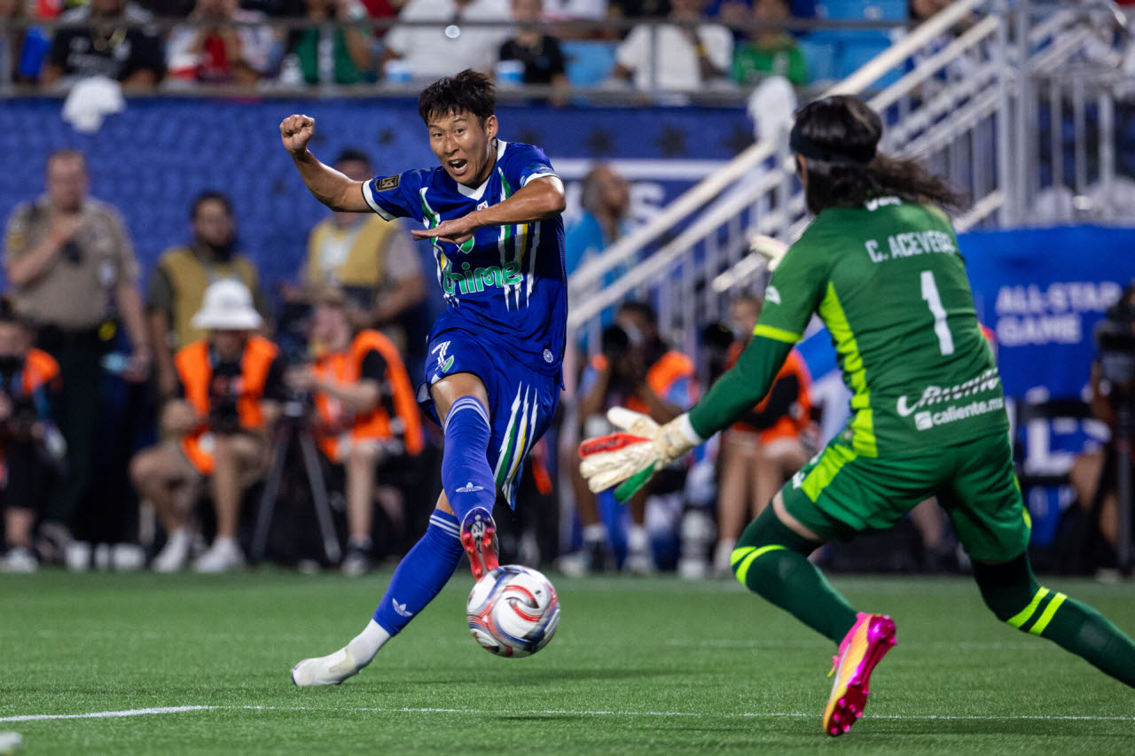 손흥민이 MLS 올스타전에서 오른발 슛으로 골을 터뜨리고 있다. 사진=AP PHOTO