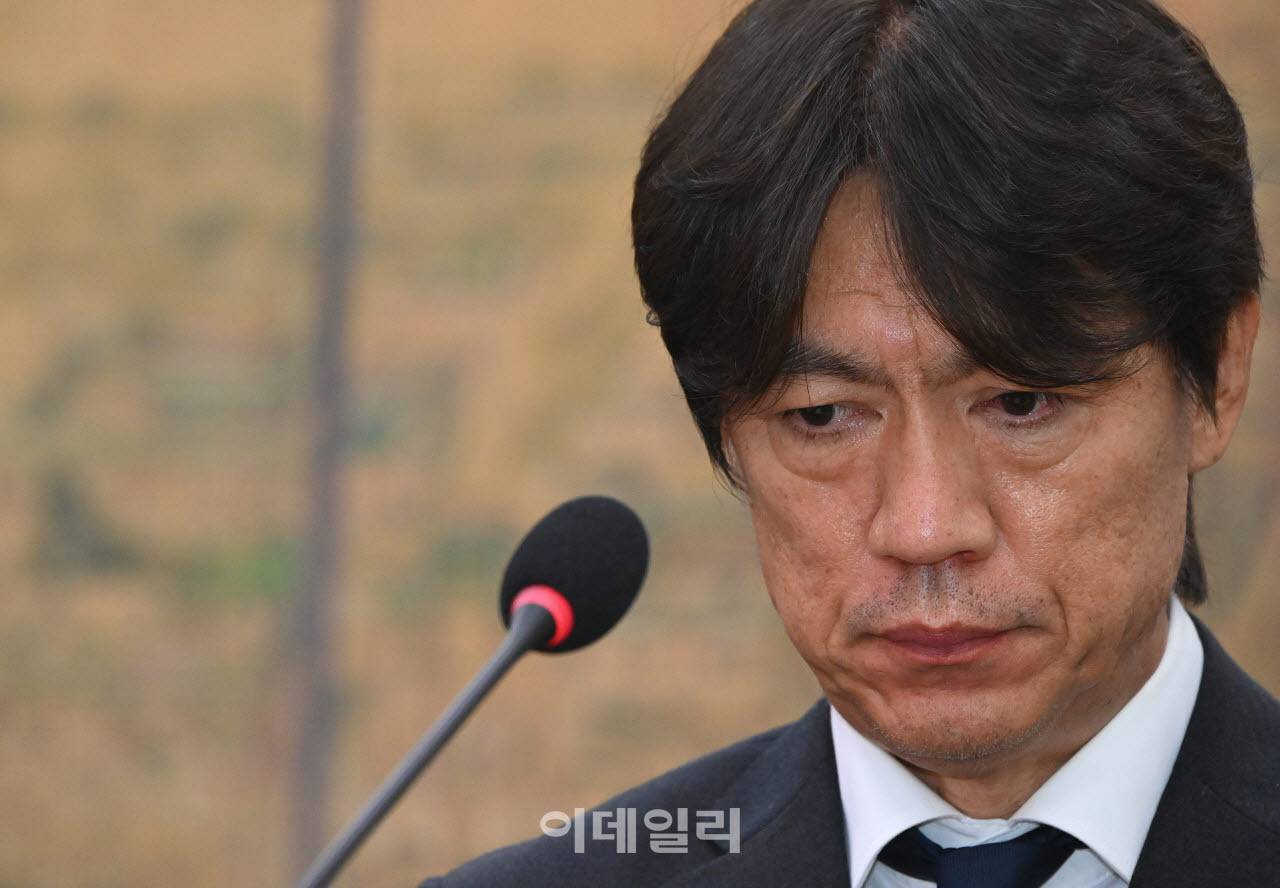 [이데일리 방인권 기자] 홍명보 전 축구대표팀 감독이 30일 국회 문화체육관광위원회에서 열린 대한축구협회 현안 관련 청문회에 증인으로 출석해 의원 질의를 듣고 있다.