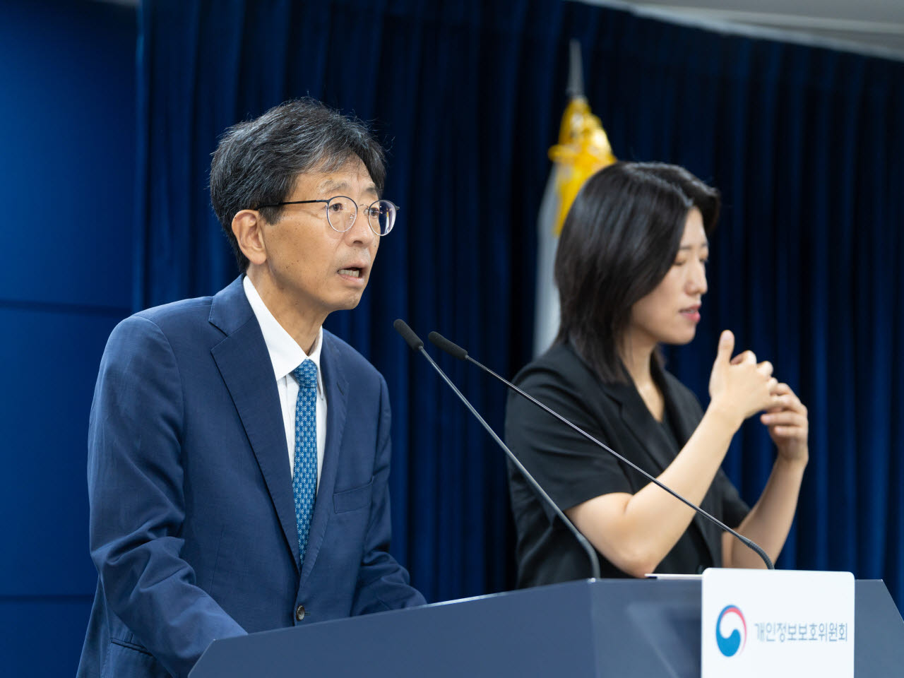 양청삼 개인정보보호위원회 사무처장이 30일 정부서울청사에서 KT와 LGU+ 개인정보 유출사고에 대한 조사 처분 결과에 대하여 브리핑을 하고 있다. (사진=개인정보보호위원회)