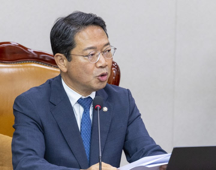 국회 법제사법위원회 법안심사 제1소위원회 위원장인 더불어민주당 김승원 의원이 28일 국회 법안심사 소위 개회를 선포한 뒤 안건 순서 변경을 설명하고 있다. (사진=연합뉴스)