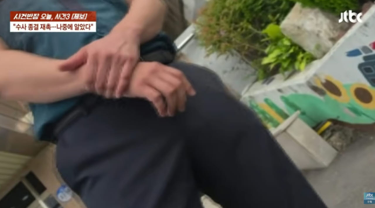 자신의 정체가 경찰관임을 들키고 A씨가 동영상 촬영을 시작하자 외제차 폭언남 태도가 급격히 달라졌다고 한다. (사진=JTBC 캡처)