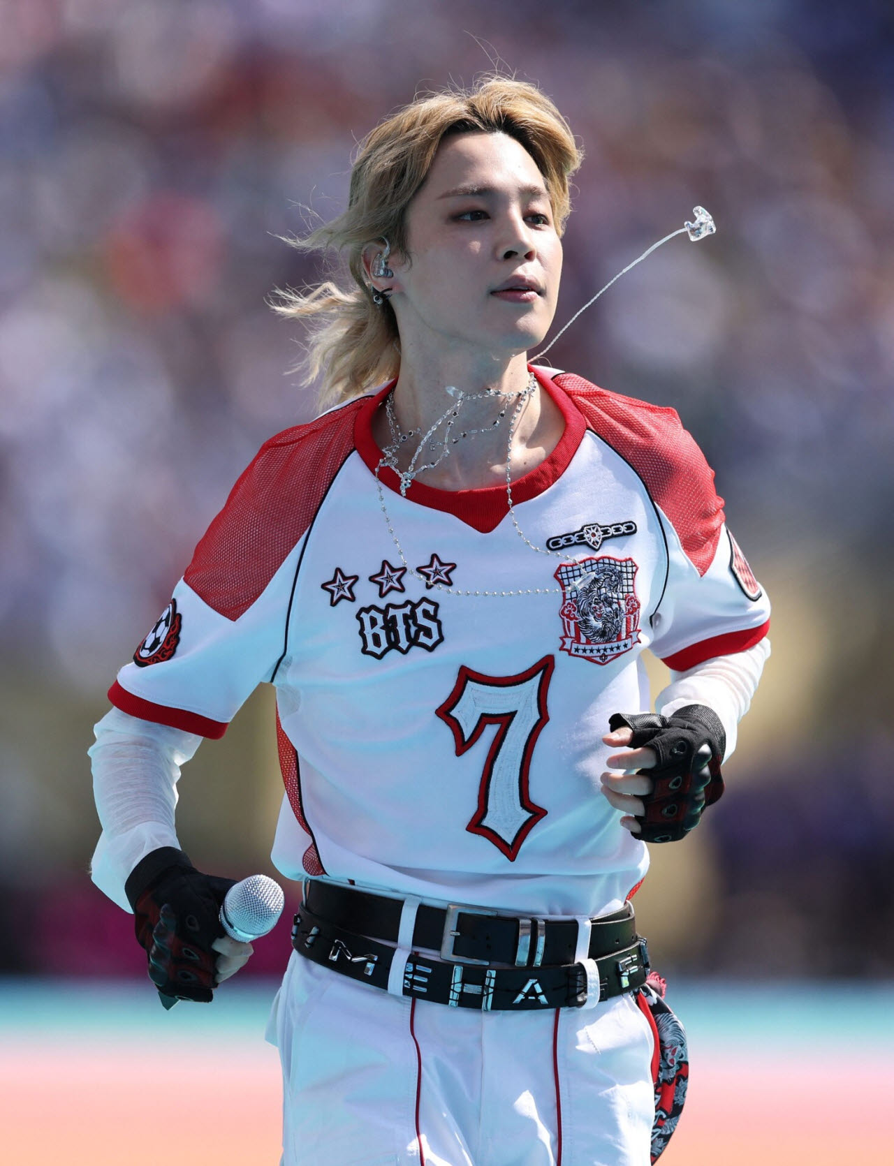 방탄소년단(BTS)의 지민이 19일(현지시간) 뉴욕 뉴저지 스타디움에서 열린 2026 FIFA 월드컵 결승전 스페인과 아르헨티나의 경기 하프타임 쇼에서 공연하고 있다.(사진=AFP/뉴스1)