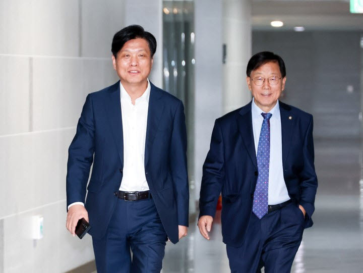 조승래 국회 재정경제기획위원회 위원장(왼쪽)이 30일 국회 의원회관에서 열린 세제개편안 논의를 위한 국회 재정경제기획위원회 비공개 당정 협의에 입장하고 있다. 오른쪽은 윤후덕 위원.(사진=연합뉴스)