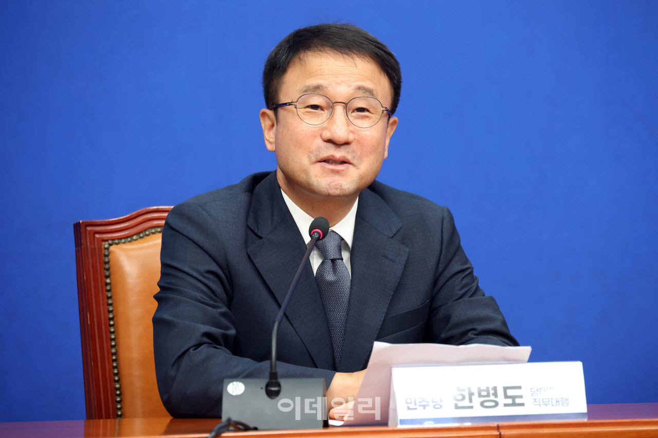 한병도 더불어민주당 당대표 직무대행 겸 원내대표가 28일 서울 여의도 국회에서 취임 인사차 방문한 신장식 조국혁신당 대표를 접견하며 인사말을 하고 있다. (사진=방인권 기자)
