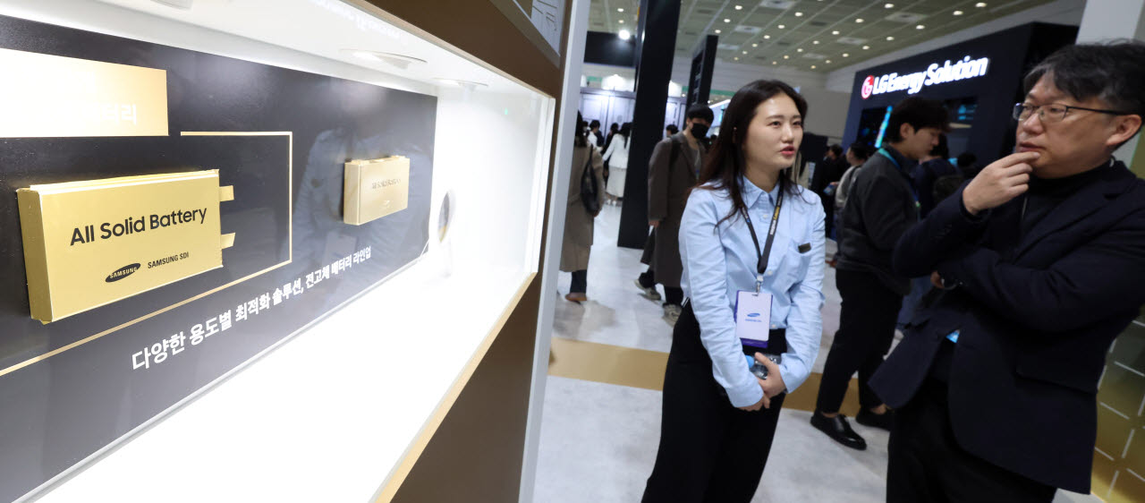 지난 3월 11일 서울 강남구 삼성동 코엑스에서 열린 '인터배터리 2026'를 찾은 관람객들이 삼성 SDI 전고체 배터리를 살펴보고 있다. (사진=이데일리 방인권 기자)