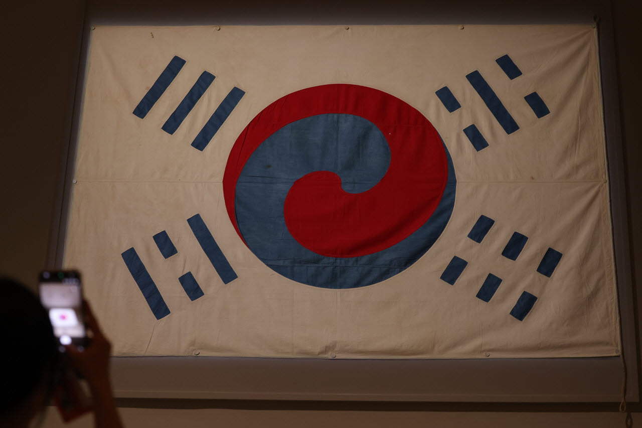 30일 서울 용산구 국립중앙박물관 상설전시관에 새롭게 개편한 대한제국실에 고종이 미국인 데니에게 하사한 태극기가 전시돼 있다. 국내에 남아있는 옛 태극기 중 가장 오래되었고, 크기도 가장 크다. (사진=연합뉴스)