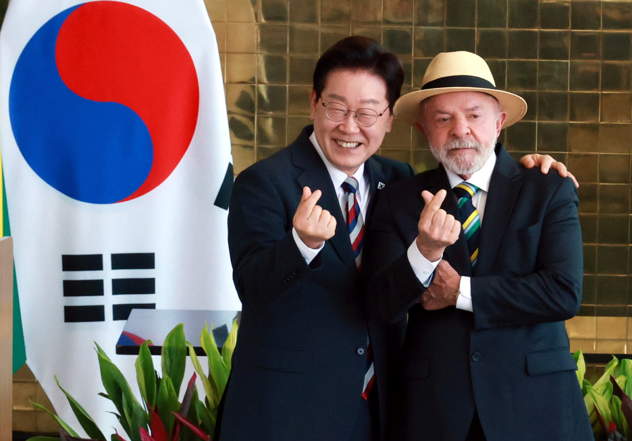 이재명 대통령과 루이스 이나시우 룰라 다 시우바 브라질 대통령이 27일(현지 시간) 브라질 브라질리아 대통령관저에서 공동언론발표를 마치고 기념촬영을 하고 있다. (사진=뉴시스)