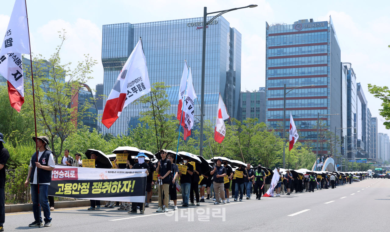 카카오 노조가 카카오 창사 이래 처음으로 부분 파업에 돌입한 가운데 카카오노조원들이 6월 10일 경기 성남시 카카오판교아지트 앞에서 유페이스 광장으로 행진을 하고 있다.(사진=방인권 기자)