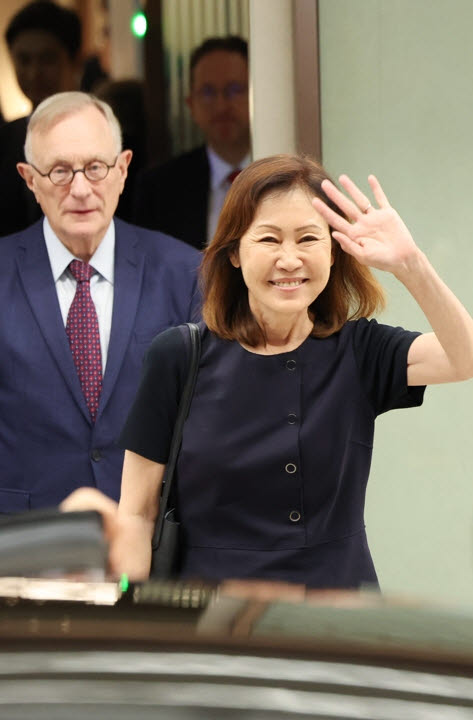 주한미국대사에 부임한 미셸 스틸 대사가 30일 인천국제공항을 통해 한국에 도착, 성명 발표를 마치고 차로 이동하고 있다. [연합뉴스 제공]
