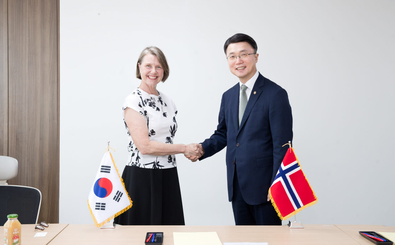류제명 과학기술정보통신부 제2차관(오른쪽)이 30일 오후 서울 중구 한국지능정보사회진흥원 서울사무소에서 안네 카리 한센 오빈(Anne Kari Hansen Ovind) 주한노르웨이대사를 만나 기념촬영 하고 있다. (사진=과학기술정보통신부)