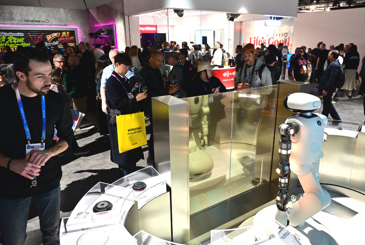 지난 1월 미국 라스베이거스에서 열린 CES 2026 LG전자 전시관에서 관람객들이 LG전자의 홈 로봇 'LG 클로이드'와 로봇의 관절 역할을 하는 액추에이터 브랜드 'LG 액추에이터 악시움'을 경험하고 있다. (사진=LG전자)