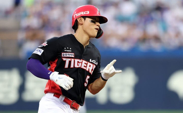 30일 대구 삼성라이온즈파크에서 열린 2026 신한 SOL KBO리그 KIA 타이거즈와 삼성 라이온즈 경기. 3회 초 무사 상황에서 타석에 들어선 KIA 김도영이 솔로홈런을 친 후 그라운드를 돌고 있다. 사진=연합뉴스