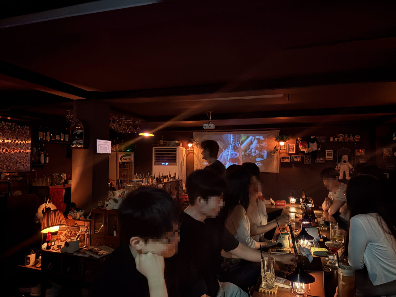 서울 성동구 성수동의 한 혼술바를 찾은 청년들이 이야기를 나누고 있다. (사진=권아인 수습기자)