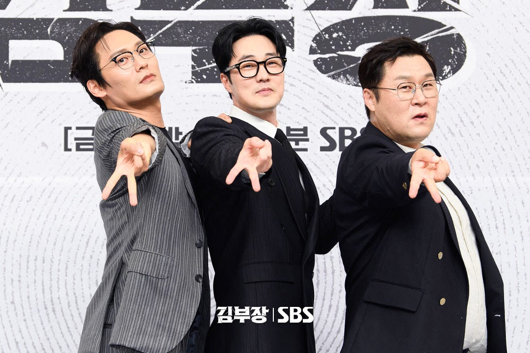 왼쪽부터 최대훈, 윤경호, 소지섭(사진=SBS)