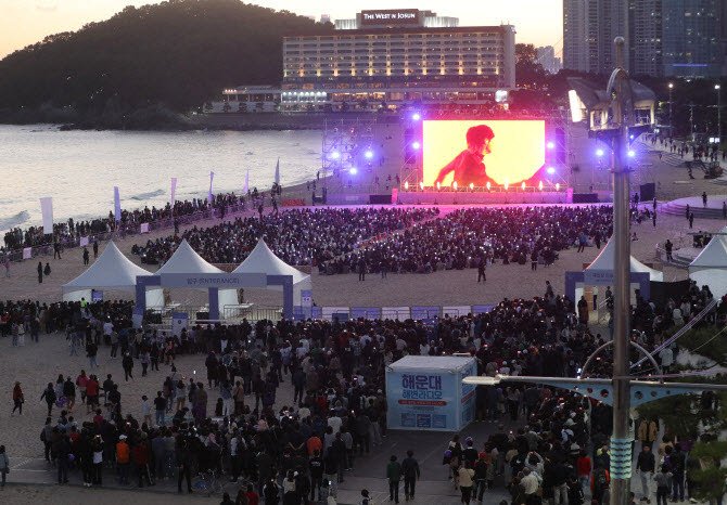 15일 2030 부산세계박람회 유치 기원 방탄소년단 콘서트 ‘옛 투 컴 인 부산’의 라이브 플레이(LIVE PLAY)가 열리는 해운대 해수욕장에서 팬들과 시민들이 공연을 관람하고 있다.(사진=연합뉴스)