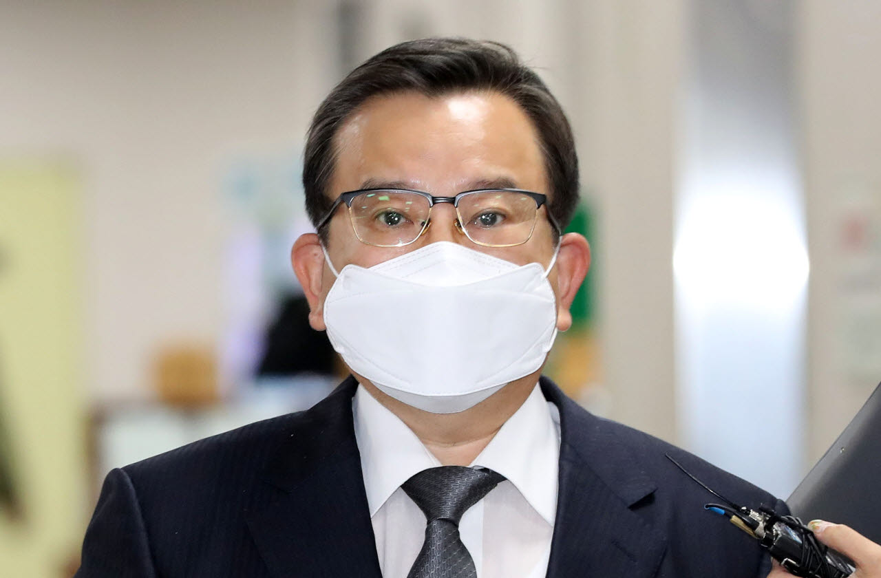김학의 전 법무부 차관이 지난 2020년 10월 28일 오후 서울 서초구 서울고등법원에서 열리는 항소심 선고 공판에 출석하기 위해 법정으로 향하고 있다. (사진=뉴시스)