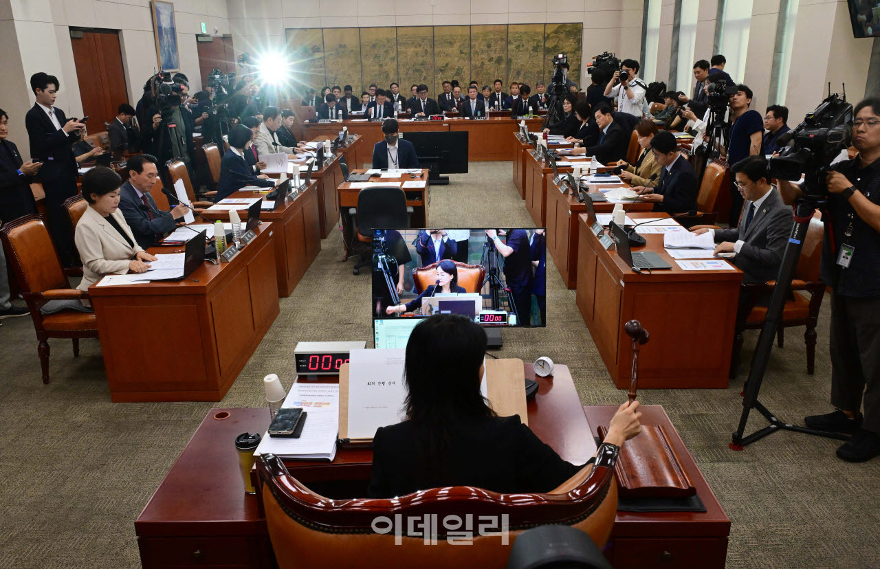 [이데일리 방인권 기자] 이재정 국회 문화체육관광위원장이 30일 국회 문화체육관광위원회에서 열린 대한축구협회 현안 관련 청문회에서 의사봉을 두드리고 있다.