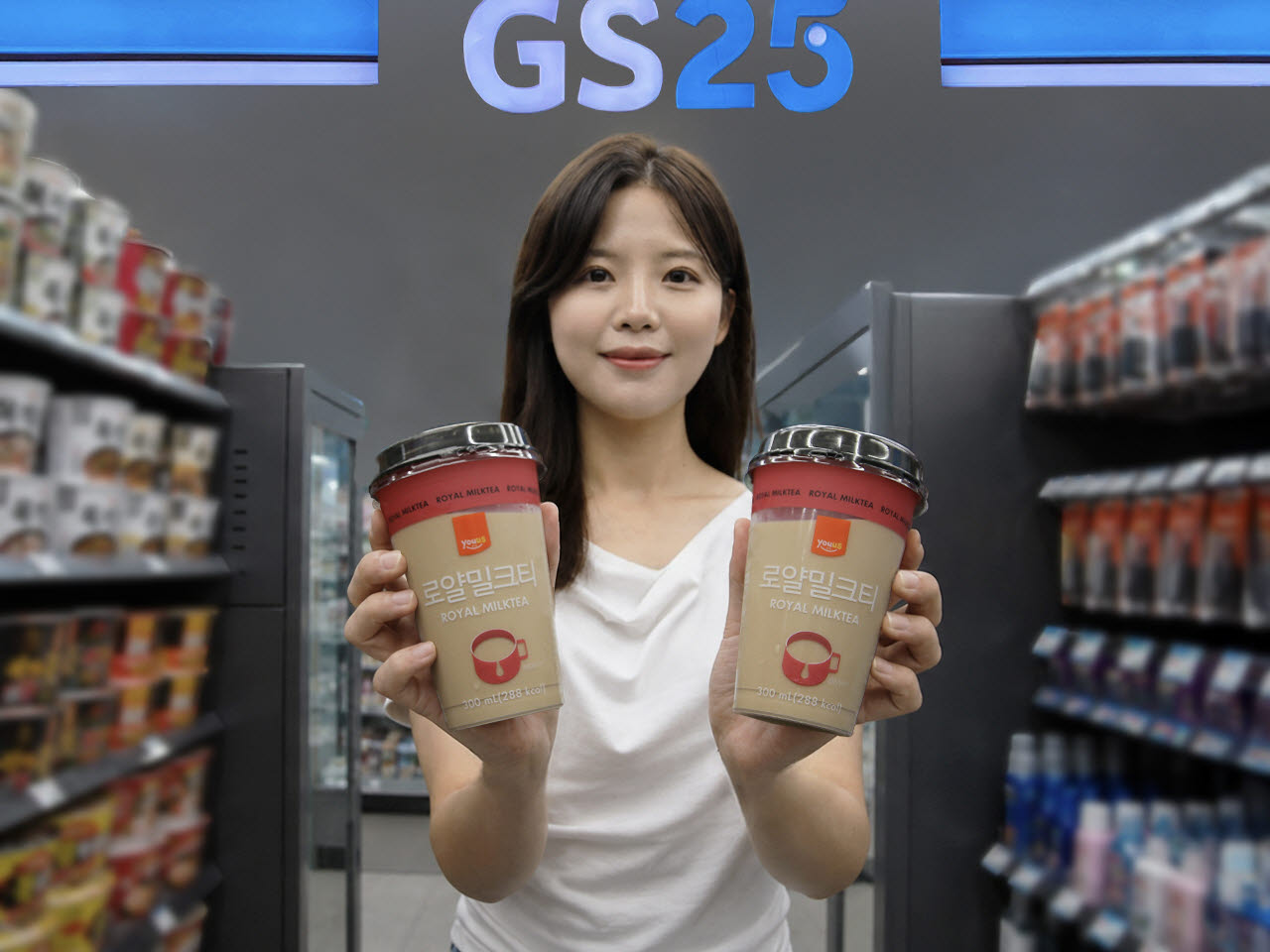 GS25에서 모델이 유어스로얄밀크티를 들고 있다 (사진=GS리테일)