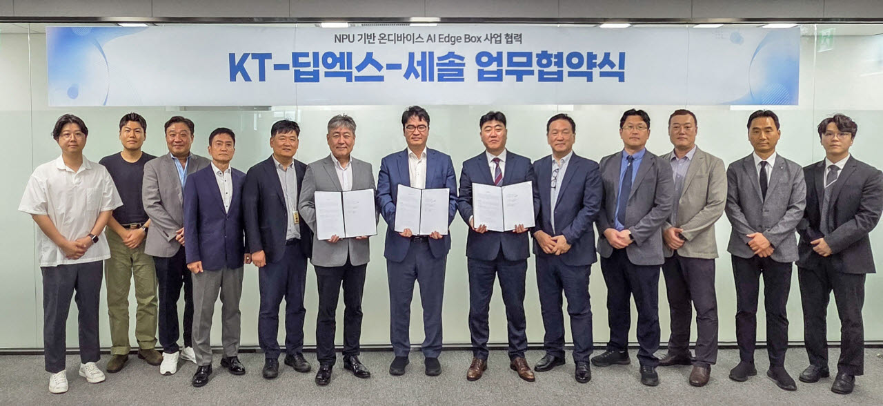 KT Enterprise부문 수도권강북법인고객본부장 성제현 상무(왼쪽에서 여섯 번째)와 딥엑스 김녹원 대표(왼쪽에서 일곱 번째), 세솔 이태헌 대표(왼쪽에서 여덟 번째)가 3자 간 업무협약 체결식에서 단체 기념 사진을 촬영하고 있다(사진=KT)