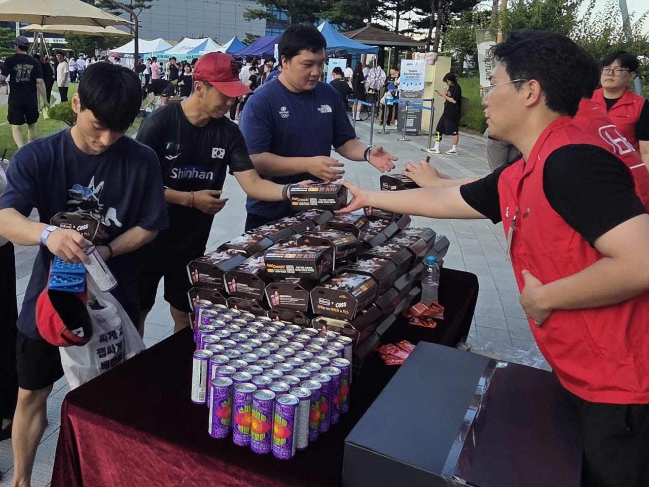 BBQ가 충북 진천 국가대표선수촌에서 아시안게임 선전을 위해 구슬땀을 흘리고 있는 선수와 코칭스태프에게 치킨과 사이드 메뉴 등 총 500인분을 전달했다.