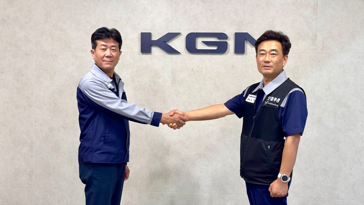 지난 29일 KGM 임금 및 단체협약 협상 타결 후 황기영 KGM 대표이사(사진 왼쪽)와 노철 KGM 노동조합 위원장이 악수하고 있다. (사진=KGM)