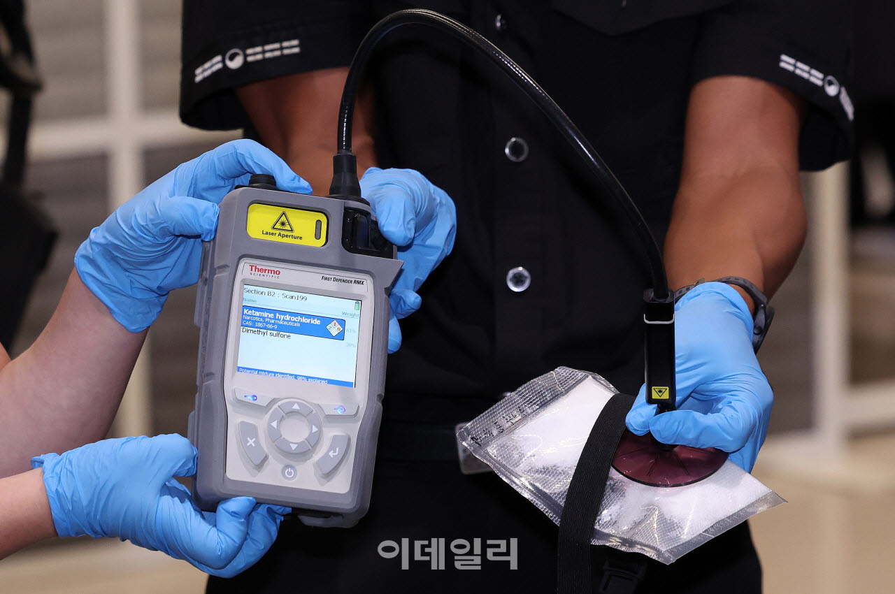 지난 22일 인천국제공항 제1여객터미널 입국장 마약전담 검사대에서 관세청 직원들이 라만분광기를 활용한 마약밀수 단속 시연을 펼치고 있다. 라만분광기(Raman spectrometer)는 레이저를 시료에 쏘아 산란되는 빛을 분석해 물질의 화학적 성분과 분자 구조를 비파괴적으로 확인하는 분석 장비다. (사진=이데일리 방인권 기자)